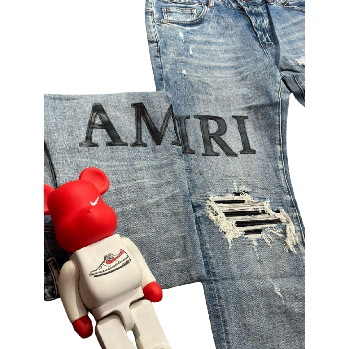 COMPRAR Jeans Amiri Hombre ¿Por Qué Comprar Jeans Amiri Hombre? Los jeans Amiri hombre son sinónimo de lujo, calidad y estilo urbano. Si buscas pantalones Amiri en ONLINESHOPPINGCENTERG tenemos los modelos más exclusivos, desde los clásicos Amiri Bandit jeans hasta los Amiri Skinny Fit.  Aquí resolveremos todas tus dudas para que compres con seguridad.  ¿Dónde Comprar Jeans Amiri Hombre? En ONLINESHOPPINGCENTERG ofrecemos jeans Amiri hombre. Evita falsificaciones y elige calidad premium.  Envíos a:  Jeans Amiri hombre en Estados Unidos 🇺🇸  Jeans Amiri hombre en Reino Unido 🇬🇧  Jeans Amiri hombre en Canadá 🇨🇦  Jeans Amiri hombre en Italia 🇮🇹  Jeans Amiri hombre en Sudáfrica 🇿🇦  Jeans Amiri hombre en Jamaica 🇯🇲  Jeans Amiri hombre en Ghana 🇬🇭  Jeans Amiri hombre en Marruecos 🇲🇦  Jeans Amiri hombre en Rumania 🇷🇴  Jeans Amiri hombre en Estonia 🇪🇪  Jeans Amiri hombre en Chocó (Colombia)  Jeans Amiri hombre en Antioquia (Colombia)  Jeans Amiri Hombre 1. ¿Cuál es el precio de los jeans Amiri hombre? El pantalón Amiri precio varía según el modelo:  Amiri jeans hombre precio: Desde $500 USD.  Amiri Bandit jeans: Hasta $1,200 USD (ediciones limitadas).  2. ¿Cómo saber si unos jeans Amiri son de buena calidad? Etiquetas bordadas (no pegadas). Costuras impecables (sin hilos sueltos). Logotipo grabado en botones y cremalleras.  3. ¿Dónde comprar jeans Amiri? Cuidado con imitaciones. En ONLINESHOPPINGCENTERG tenemos jeans Amiri outlet con exclusivos.  4. ¿Qué modelos de pantalones Amiri hombre son tendencia? Amiri Destroyed jeans (rotos estilo grunge). Amiri Paint jeans (diseños artísticos). Amiri Stack jeans (ajuste moderno).  5. ¿Los jeans Amiri son skinny o rectos? Hay variedad:  Amiri Skinny Fit (ajustado).  Amiri Straight Fit (corte clásico).  Jeans Amiri vs Otras Marcas (Balmain, Dior) Característica	Amiri Jeans	Balmain Jeans Estilo	Urbano, rockero	Elegante, clásico Precio	$500 - $1,200	$800 - $1,500 Ajuste	Skinny/Relaxed	Slim/Tapered Si buscas estilo callejero único, Amiri es la mejor opción.  Cómo Comprar en ONLINESHOPPINGCENTERG Elige tu modelo favorito (ej: vaqueros Amiri hombre). Selecciona talla (guía de tallas disponible). Pago seguro (tarjeta, PayPal, cripto). Envío rápido (rastreo incluido).  ¡OFERTA ESPECIAL! Al comprar jeans Amiri hombre, lleva una sudadera Amiri hombre con 20% OFF.  ¿Vale la Pena Comprar Jeans Amiri? Calidad premium (durabilidad garantizada). Diseño exclusivo (destacarás entre la multitud). Inversión en moda (mantienen valor en el tiempo).  Visita ONLINESHOPPINGCENTERG y compra tus jeans Amiri hombre hoy.